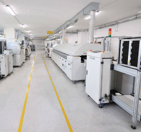 SMD-Bestückung auf der eigenen Produktionslinie